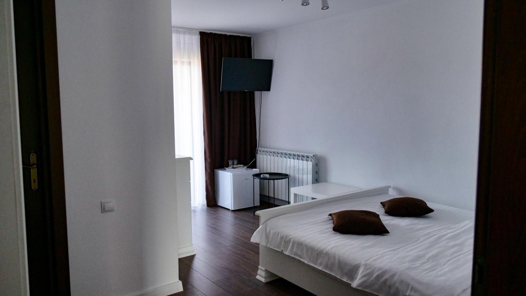 Hotel Casa Ambientt Curtea de Argeş Esterno foto