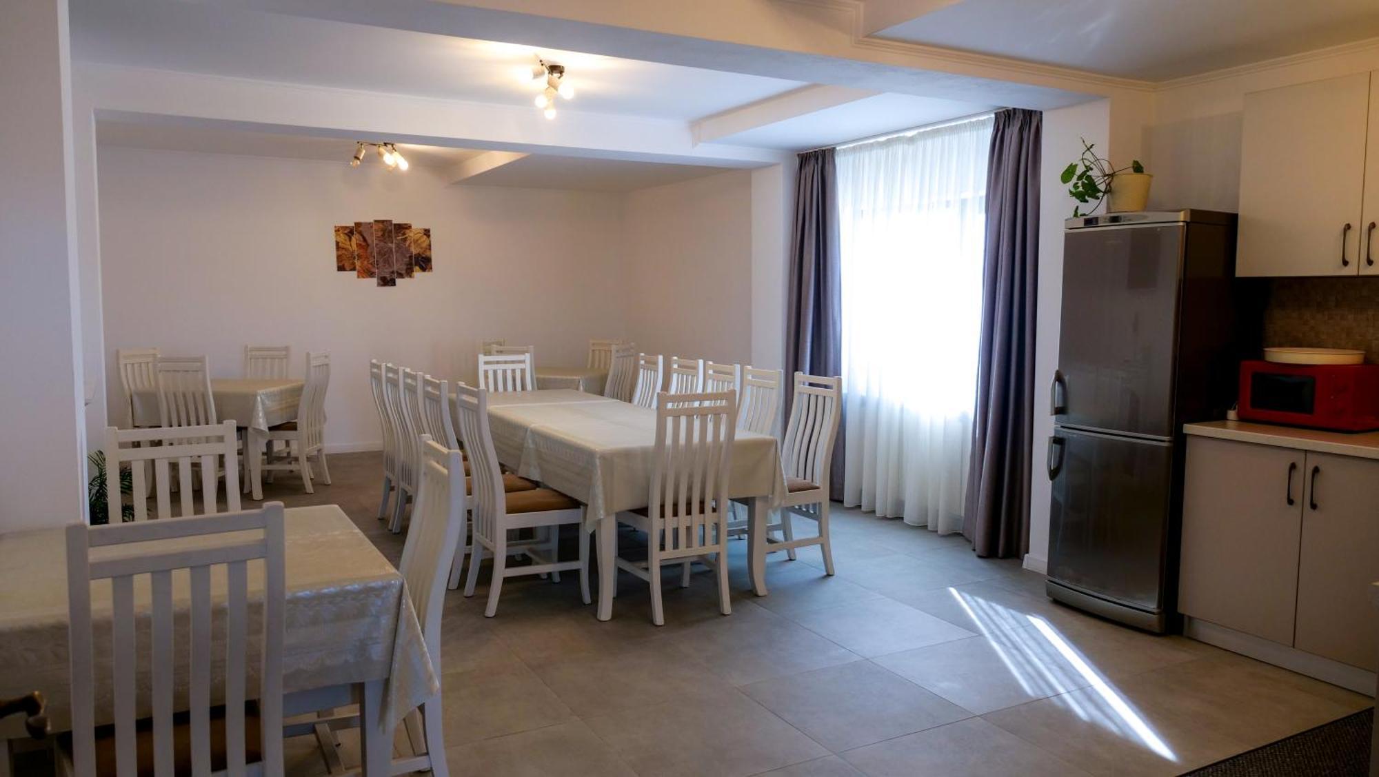 Hotel Casa Ambientt Curtea de Argeş Esterno foto