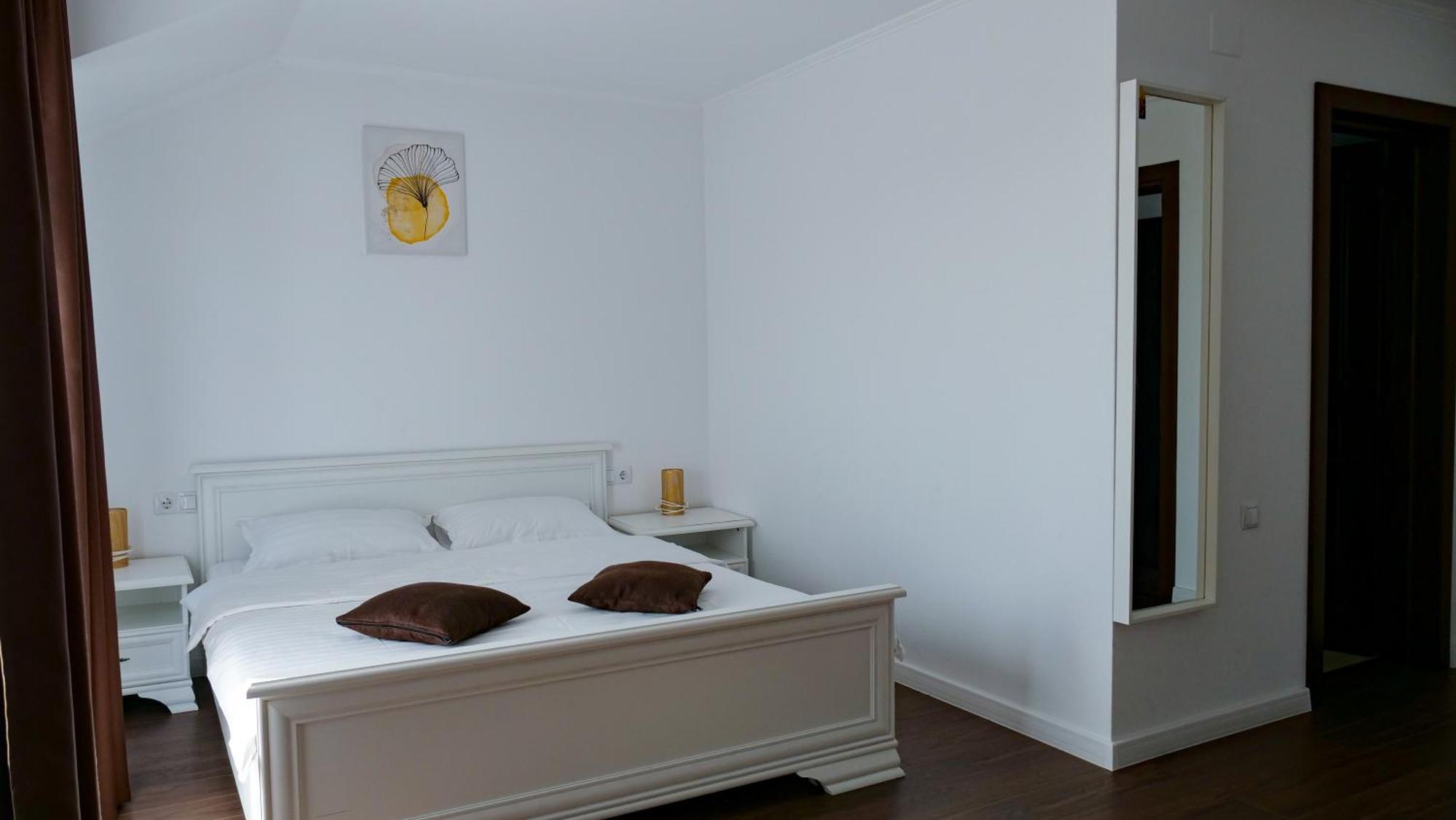 Hotel Casa Ambientt Curtea de Argeş Esterno foto