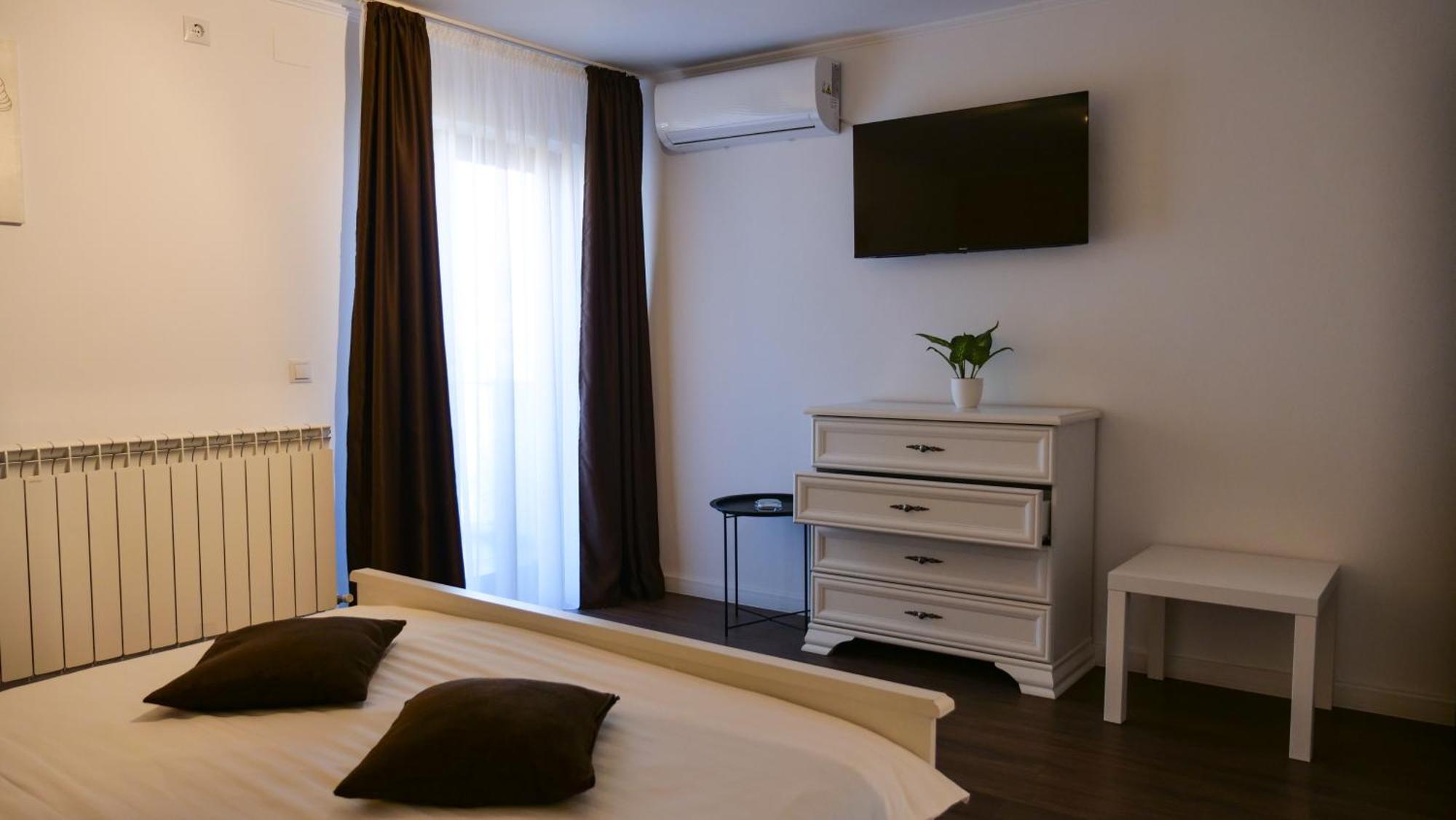 Hotel Casa Ambientt Curtea de Argeş Esterno foto