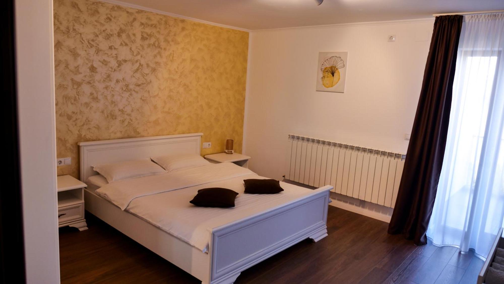 Hotel Casa Ambientt Curtea de Argeş Esterno foto