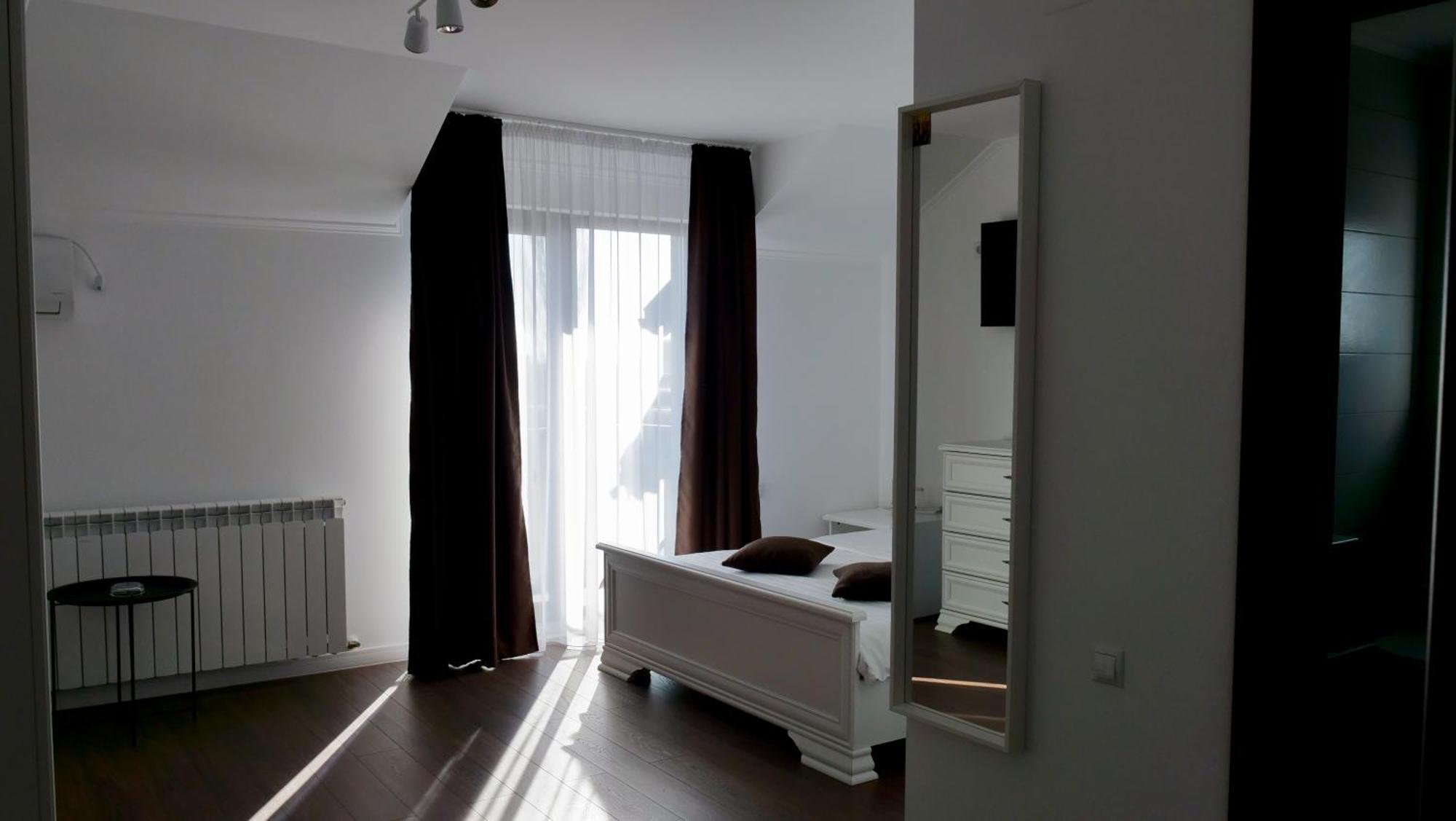 Hotel Casa Ambientt Curtea de Argeş Esterno foto