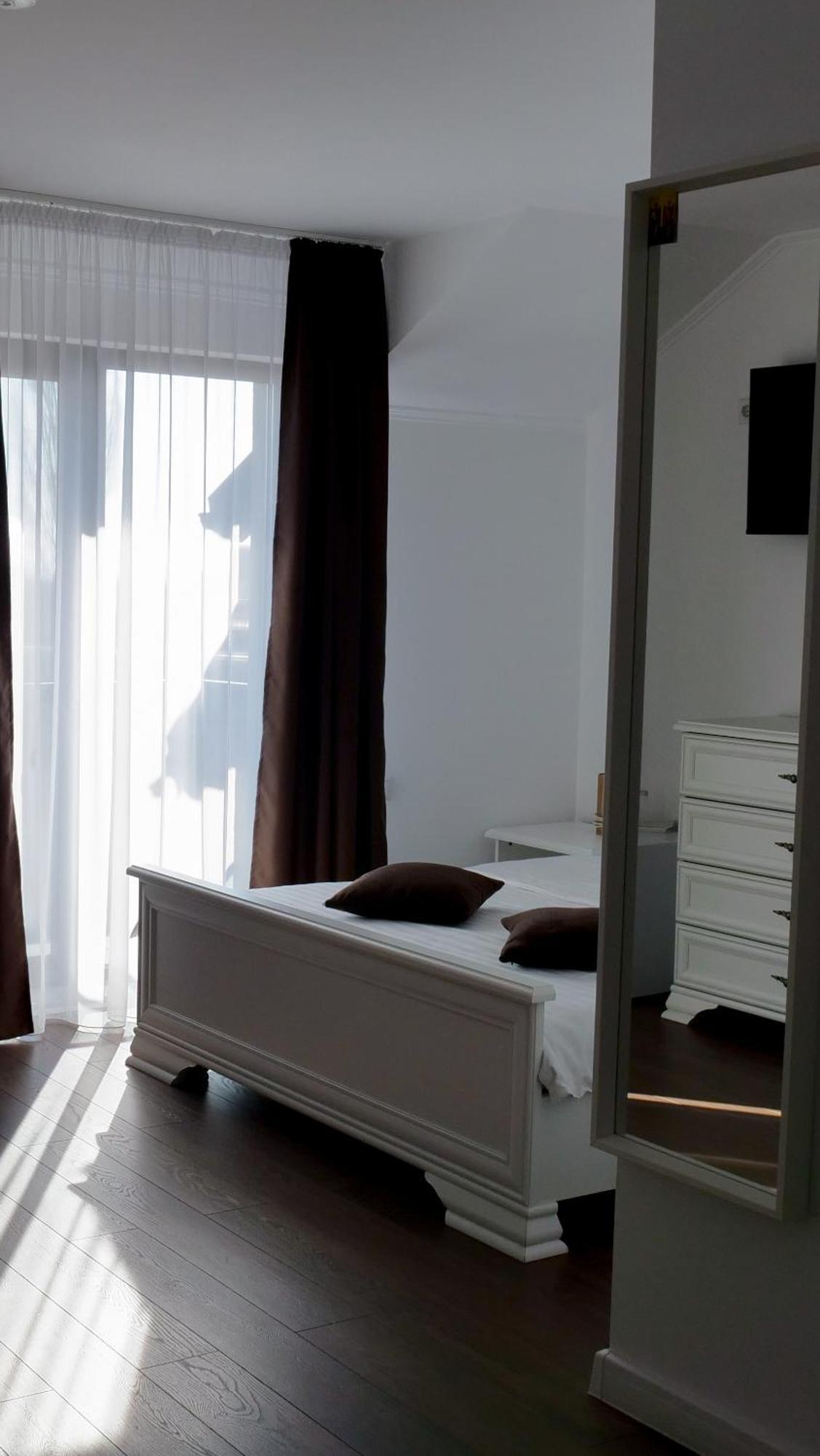 Hotel Casa Ambientt Curtea de Argeş Esterno foto